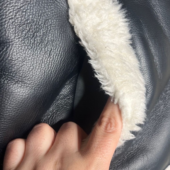 Abercrombie & Fitch Cropped Vegan Leather Sherpa oversized Jacket Size Medium - Picture 7 of 9